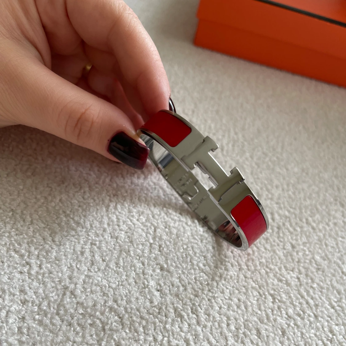 Rött H-armband från 