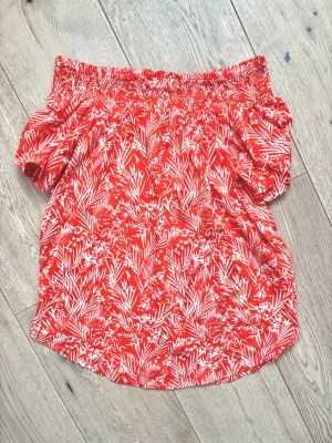 Off shoulder topp - Säljer en orange offshoulder blus från H&M L.O.G.G. i storlek XS