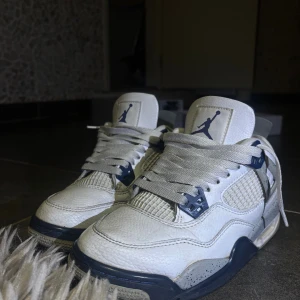  Air Jordan 4 navy (GS) - Air jordan 4 navy säljer dem eftersom dem blivit lite små för mig dem är i bra skick ingenting fel med dem det är bara lite smuts Bra att ha till alla årstider tycker jag. Storlek är 37.5 men passar även 38 och 37. Skriv för frågor / mer bilder. PRIS KAN DISKUTERAS 