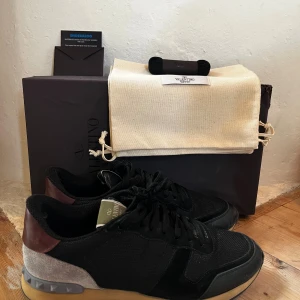 Valentino rockrunners  - Skick: 9.5/10, nästan som nya | Storlek: 39 men passar 40 | Ingår: Skorna, 2 st dustbags, kort, extrasnören samt kort från butik där de köptes ifrån | Nypris: +- 7000:-