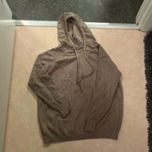 Merinoull hoodie  - Riktigt skön merinoull hoodie som knappt är använd! Jag är 180 och den är lite tight på mig så passar de mellan 165 till 175 ungefär.