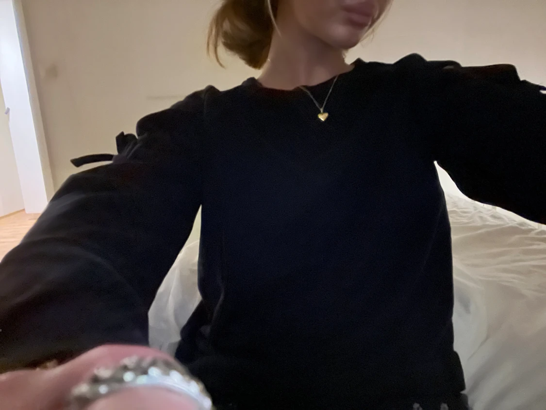 Svart långärmad tröja med snörning - 2