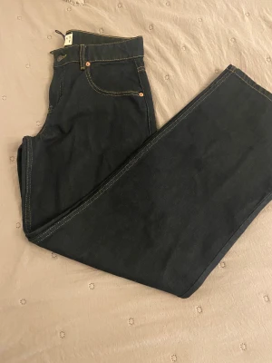  Paralell low jeans Motel rocks, mörkblå - Säljer ett par mörkblå paralell jeans från Motel rocks i storlek W28 L32. Jeansen har låg midja och raka, vida ben. Aldrig använda. Jätte fin färg inför hösten. Sjukt jra material som kommer hålla ett långt tag. Priset kan diskuteras:)
