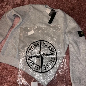 Stone Island tröja grå - Helt ny Stone Island tröja i grå fräg. Helt ny aldrig använts ute. Jättefin tröja med fin klassisk fräg. Fräsch och är i storlek S