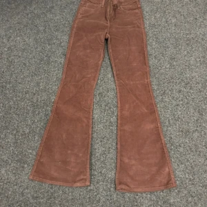  manchesterbyxor från Lee - Säljer ett par snygga manchesterbyxor från Lee med bootcut och mellan hög midja. Aldrig använt dom och säljer för att dom är för långa! ❤️