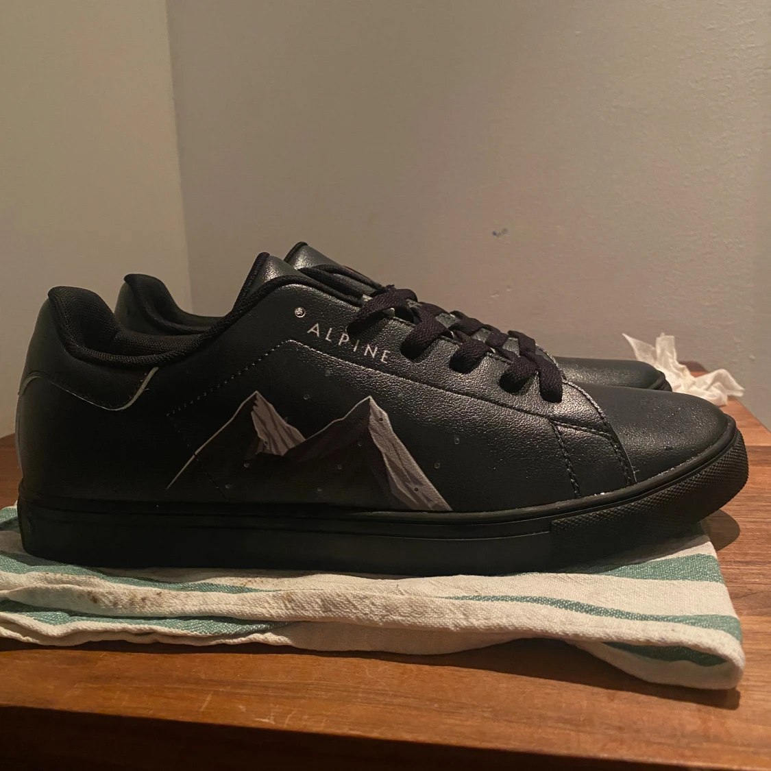 Svarta Alpine sneakers med bergmotiv