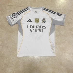 Real Madrid 25/26  - Storlek S. Lapparna sitter fortfarande på!