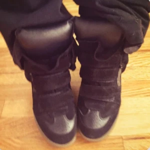 Svarta sneakers med plattform isabel marant  - Super snygga Isabel marant💕💕💕 använda fåtal gånger😍 säljer då jag behöver pengar 💕💕