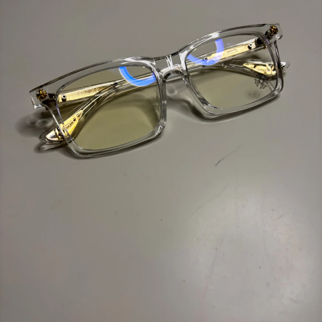 Transparenta glasögon med gulddetaljer - 1