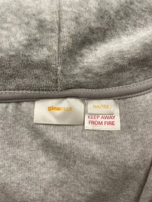 Grå hoodie med dragkedja Gina Tricot - Juicy Couture liknande grå zip hoodie 