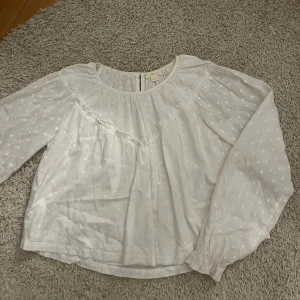 Vit blus - Det här är en vit blus från Gina Tricot som utgått ur deras sortiment. Den är använd, men inte flitigt. Fin blus till både vardag men även festligare tillfällen!