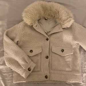 Kappa  - Söt kappa från H&M, liknar Meotine. Nyskick. 