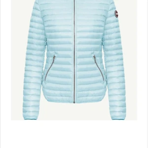 Ljusblå dunjacka från Colmar - Snygg ljusblå dunjacka från Colmar med huva och dragkedja framtill. Andvänd fåtal gånger lite krångel med dragkedjan. Skriv för pris!💙