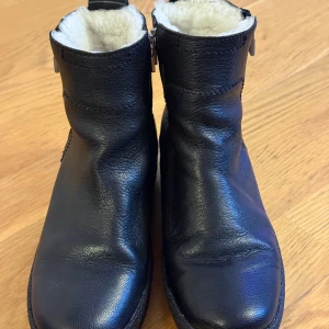 canada snow vinterskor - säljer ett par fina canada snow skor eftersom dom var tyvärr för små på mig, använt 3-4 gånger pris är diskuterbart!