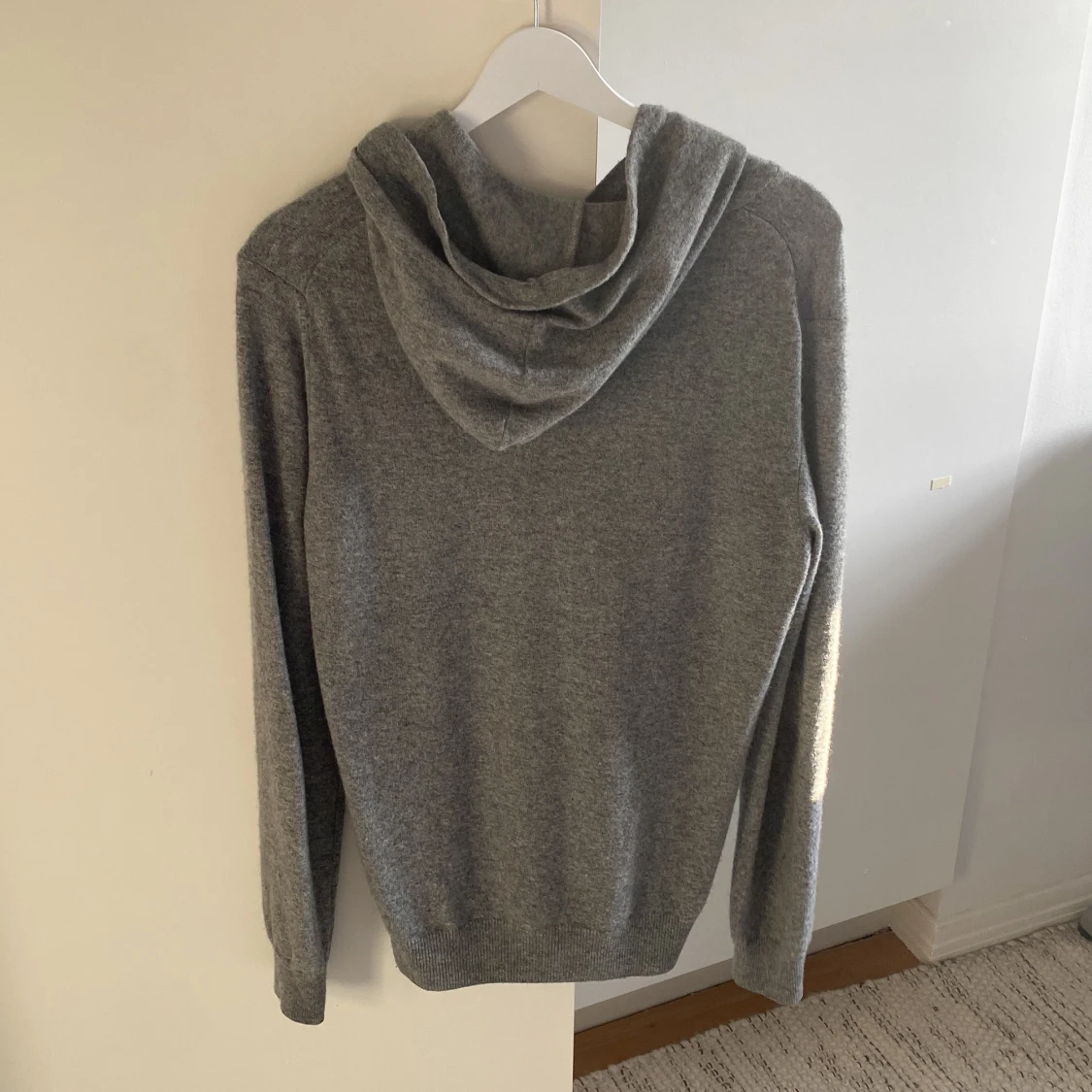 Grå hoodie i kashmir från Oscar Jacobson - 1