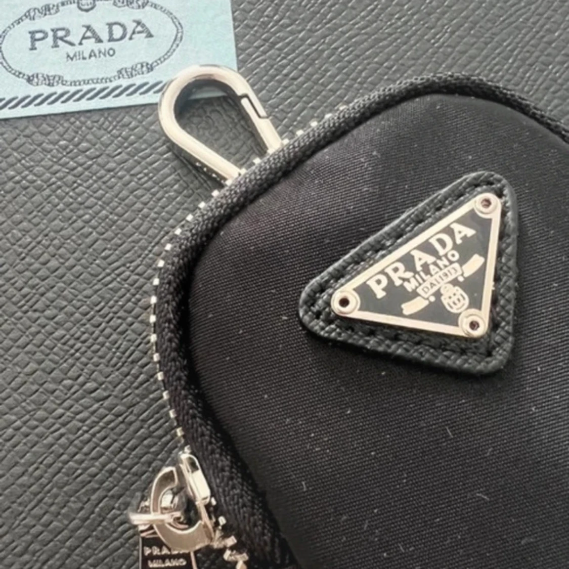 Svart axelväska från Prada  - 2