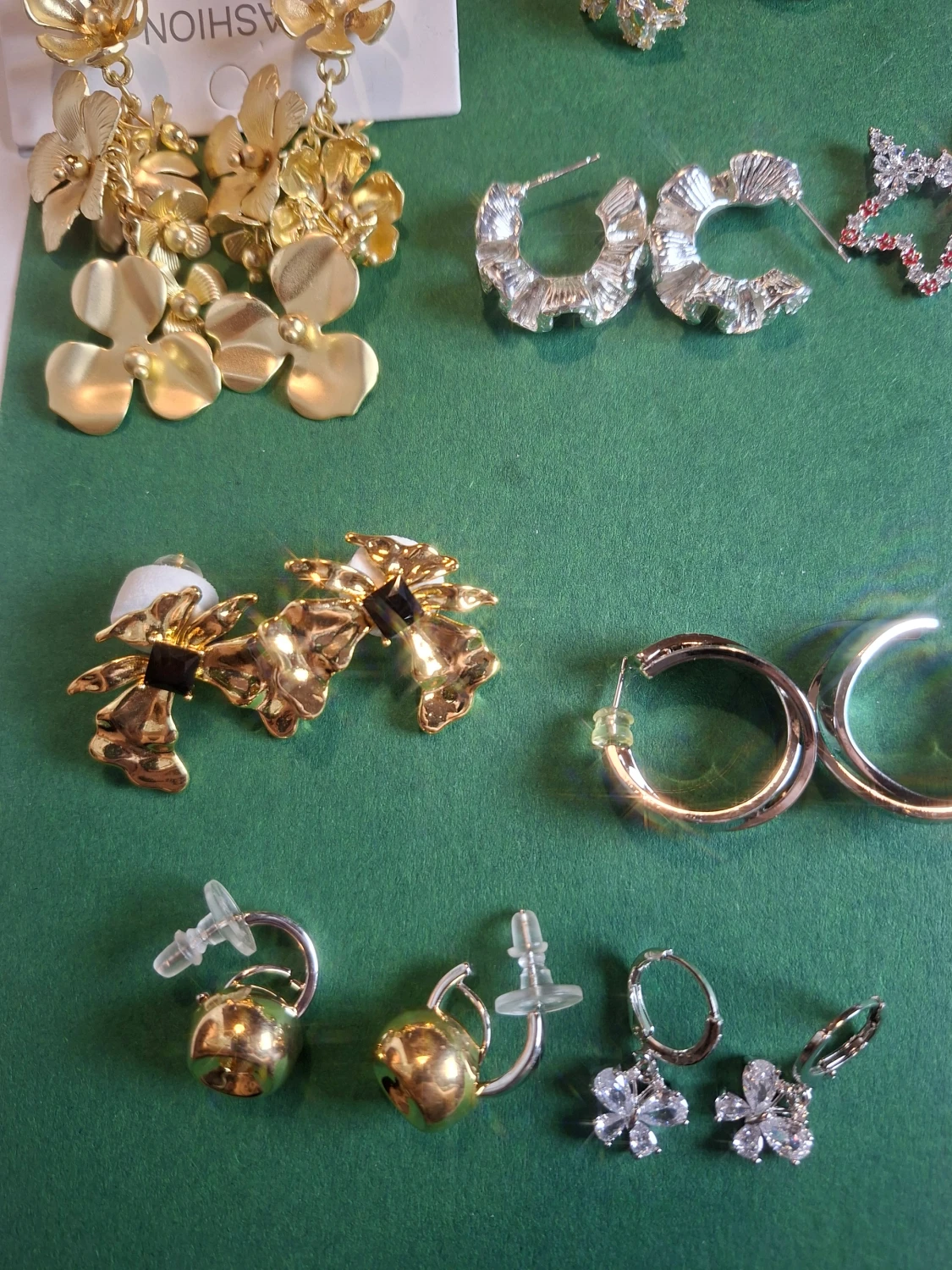 Mix av örhängen i guld och silver - 2