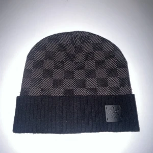  rutig mössa i svart - En helt ny mössa med tag på