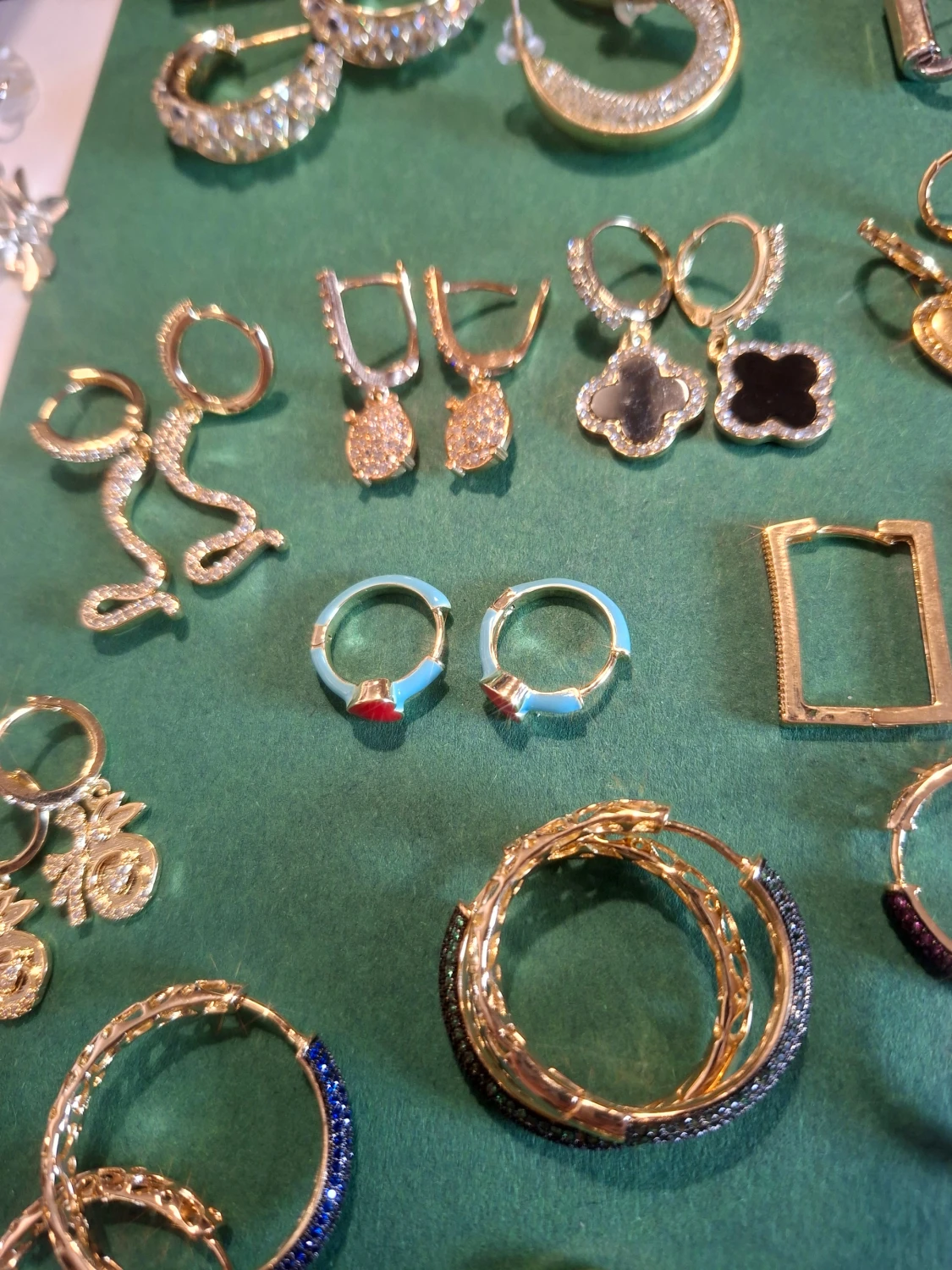 Mix av hoops örhängen i guld och silver - 1