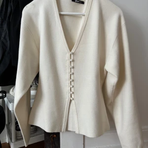 Gina tricot kofta - Säljer denna koftan från Gina tricot. Säljer då den inte kommer till användning. Endast använd 2 gånger. Den är i jättefint skick. Skriv vid frågor💗