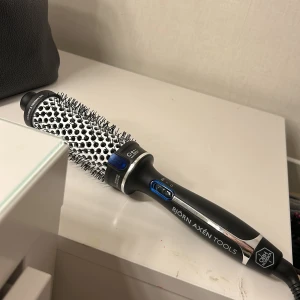 Björn Axén Värmeborste  - En inprincip helt ny Värmeborste ifrån Björn Axén. Säljer då den inte fungerar på mitt lockiga hår!