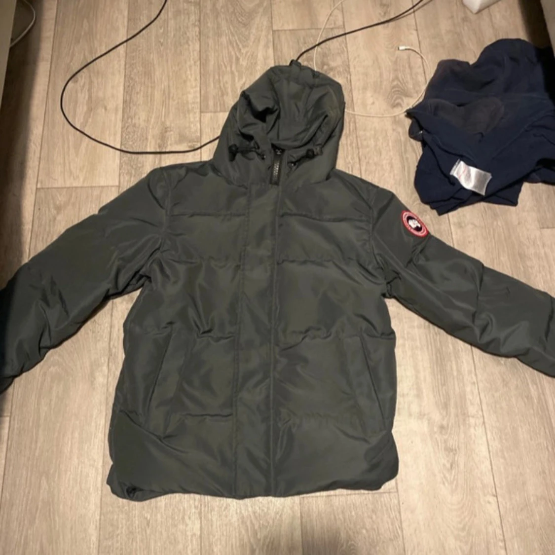 Grå pufferjacka från Canada Goose