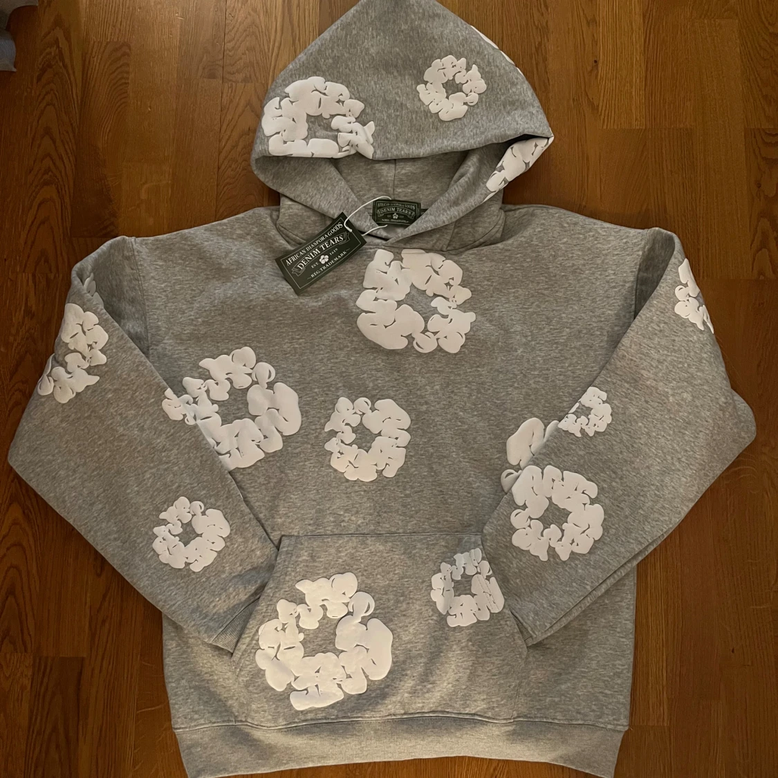 Denim Tears grå hoodie med vita blommor