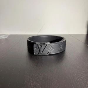 Bälte  - Helt nytt svart bälte med svart logga 