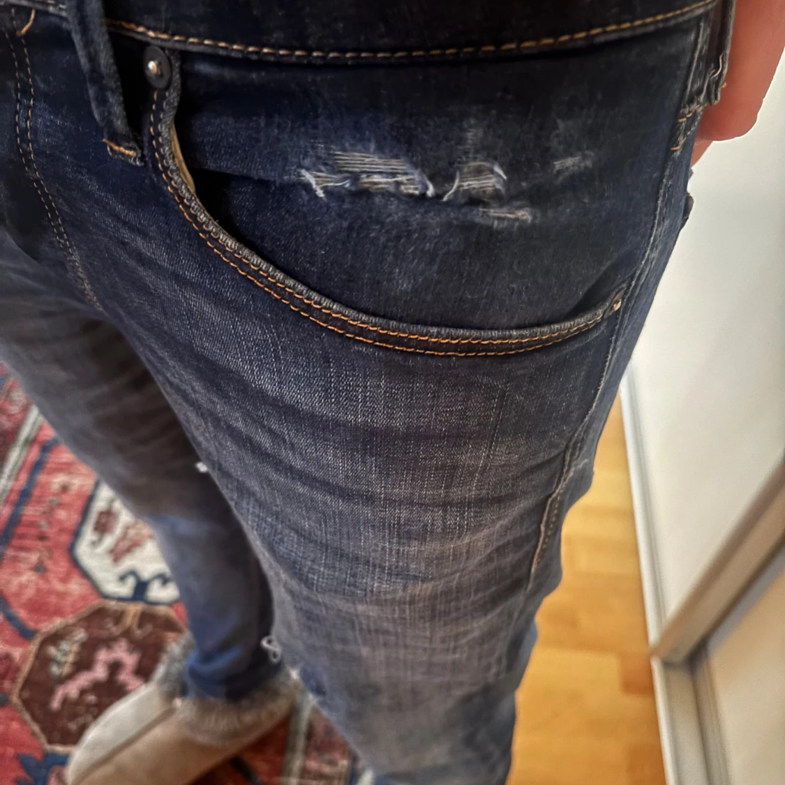 Blåa Jack & Jones 31/32 med slitningar  - 2