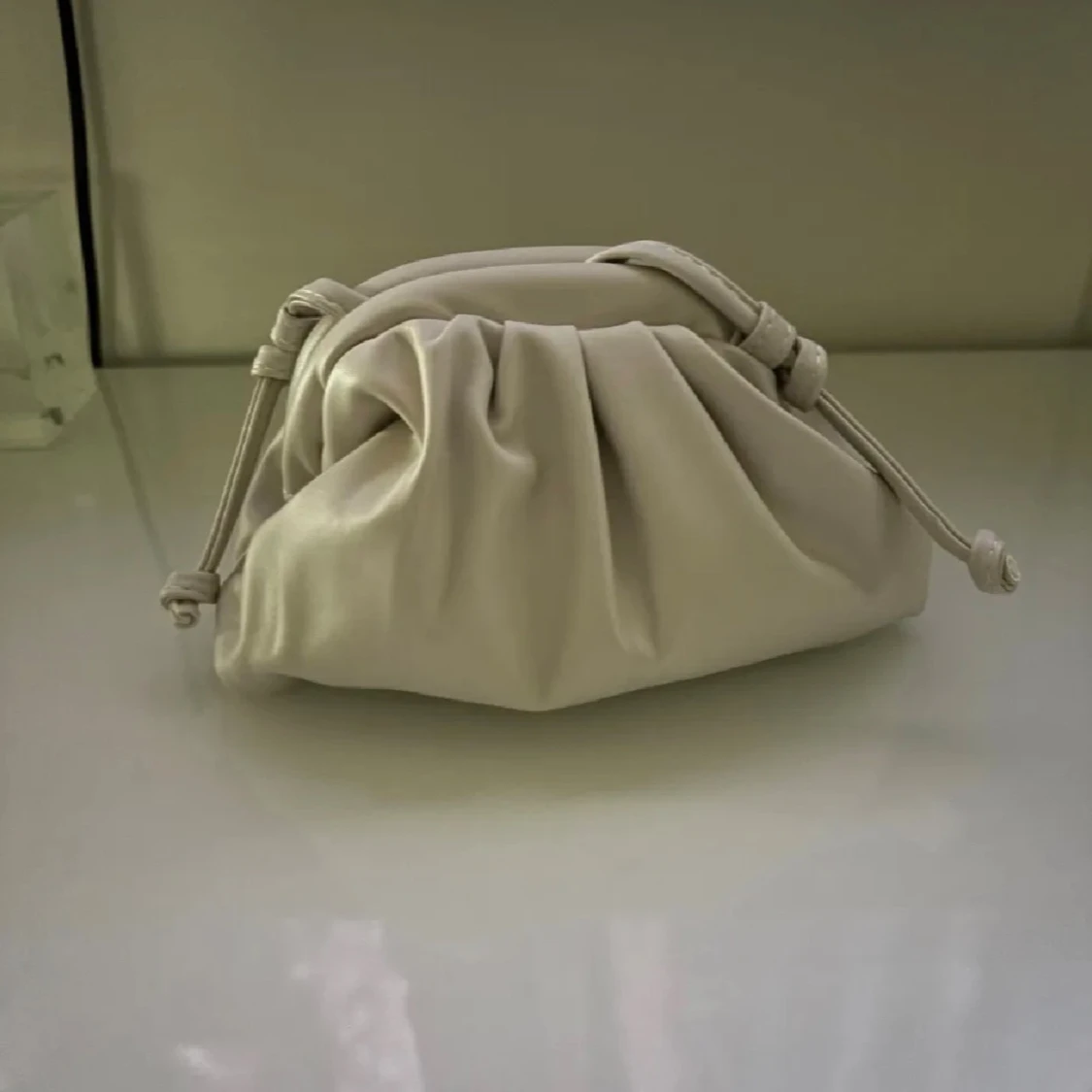 Beige handväska med snörning