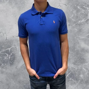 Ralph Lauren Piké Blå - •Ralph Lauren Piké Blå, Skick: 8/10 , Inga skador. Storlek: 14/16 år~160-70 cm. Modell: 174 cm, 63 kg. Authentic: ✅. Hör av dig vid frågor eller funderingar, mvh Hessler’s;)