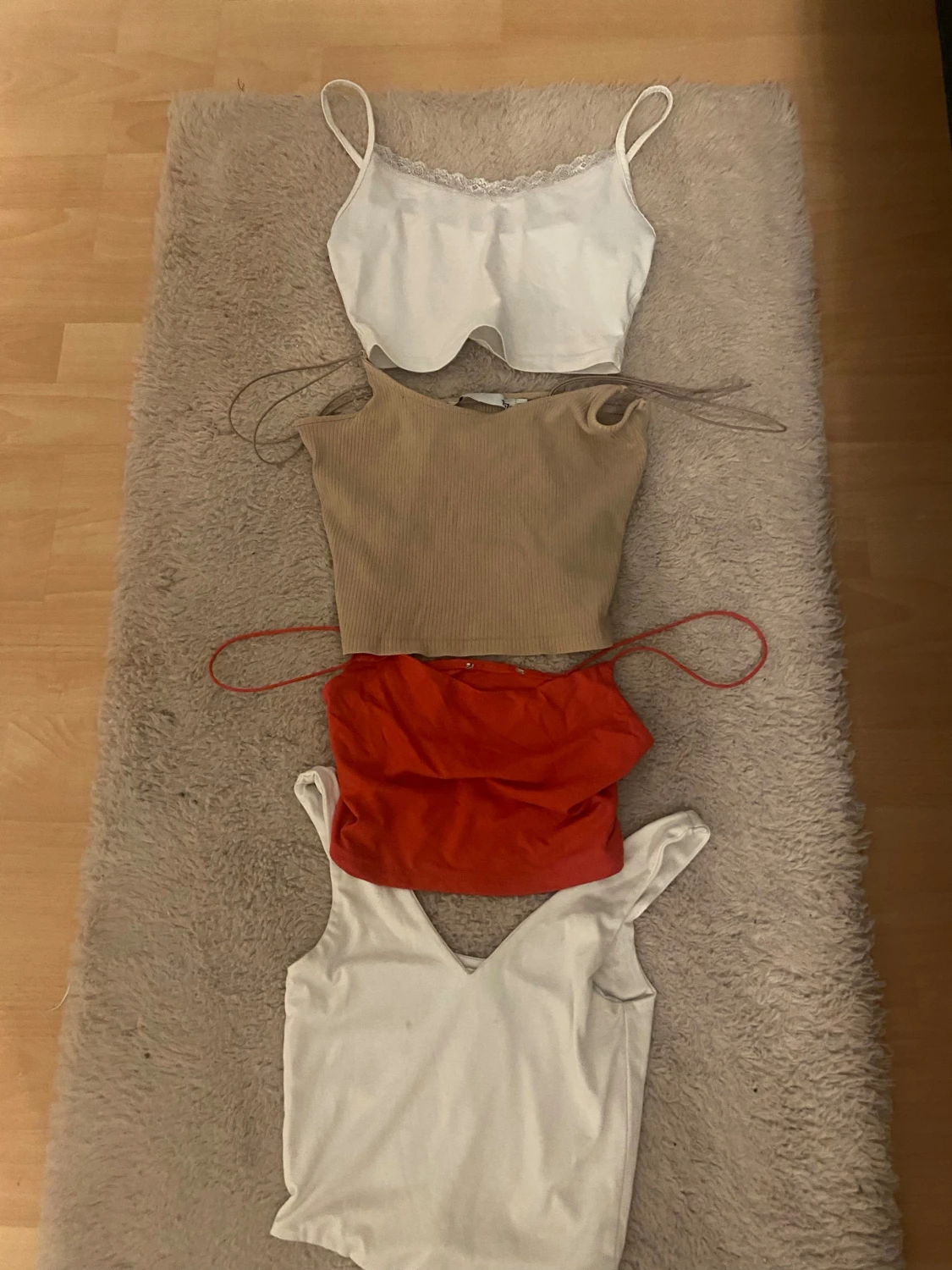 Fyra trendiga croppade toppar