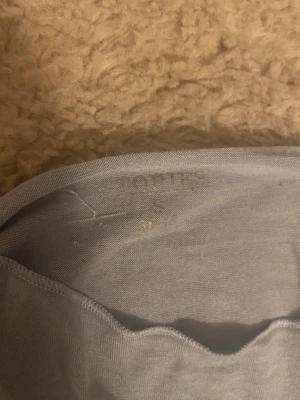 Ljusgrå långärmad tröja Stories - Superskön ljusgrå långärmad tröja från Stories i storlek S. Tröjan har en enkel och clean design med rund hals och smal passform. Perfekt att styla med jeans eller under en jacka. Materialet känns mjukt och lätt mot huden.