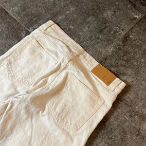 Baggy Beiga Tiger Of Sweden Jeans - Riktigt sköna tiger of sweden i bra skick, 30/30 hit me upp om ni har frågor👏
