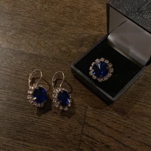 Royal blue  - Halsvblåa ”diamanter” i guld ring och örhängen (kräver hål i öronen). Aldrig använda och ringen är justerbar