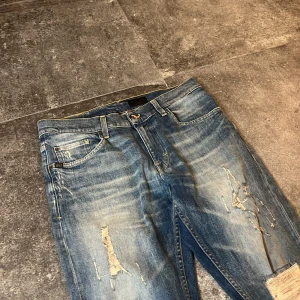 Stört Snygga Tiger of Sweden Flared Jeans - Riktigt najs slitningar på dessa, 30/32 men sitter mer som 30/30, straight/boot fit👏