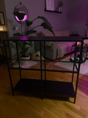 Vittsjö hylla, svart, fint skick  - Finns inga skador 