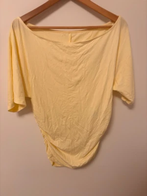 Ljusgul topp från lager 157 - Använd ett fåtals gånger under sommaren, bra skick, inga defekter. Lite stor för storleken, men super skön. 💞Orginal pris 150kr. Modellen är ungefär 158. Har även en likadan tröja i rosa, samma storlek. Just nu har jag inga bilder men heshetera inte att fråga om bild så ska jag försöka fixa. ☺️🫶🏻💞