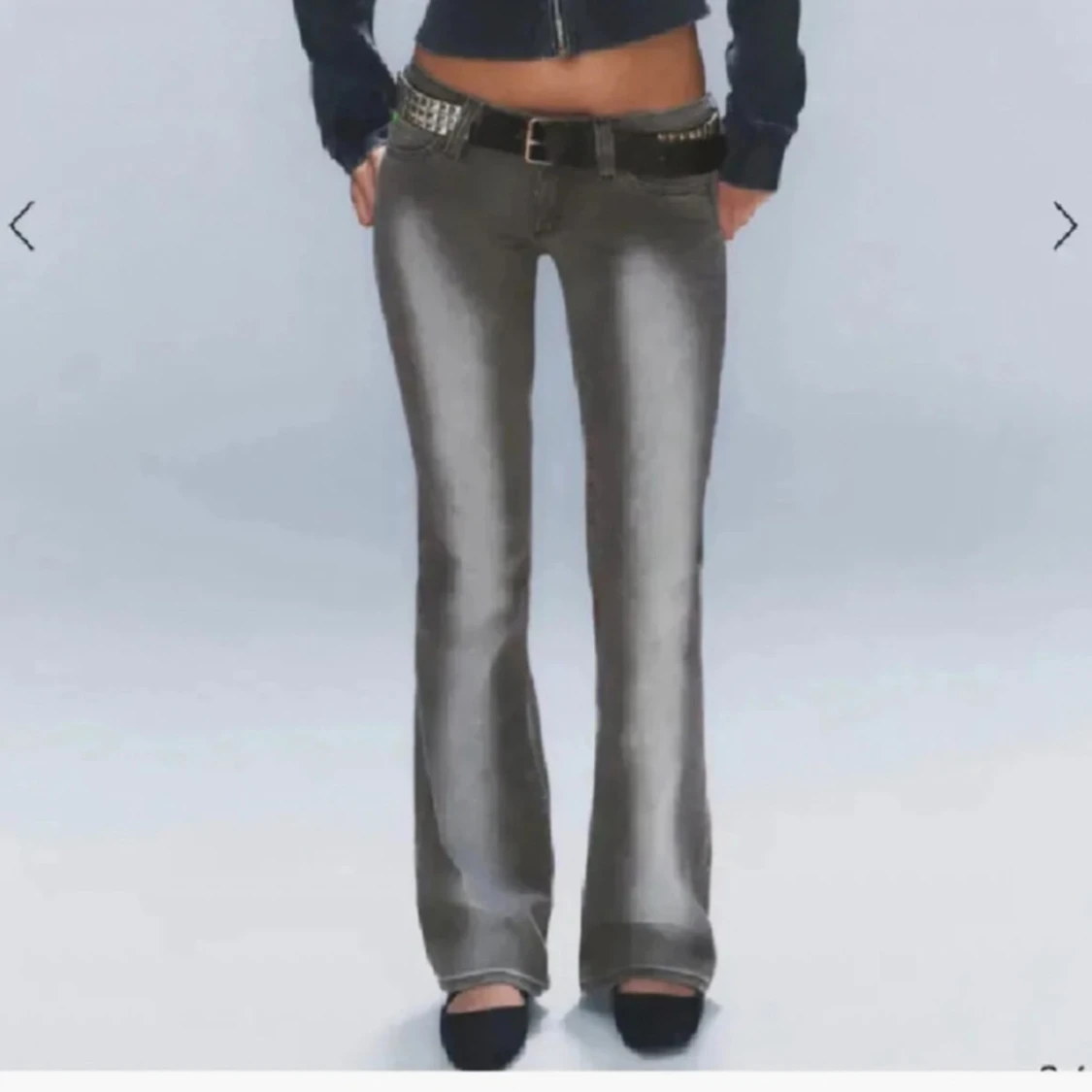 Grå bootcut jeans med slitningar