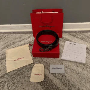 Ferragamo bälte - Helt ny och oanvänd. Allt som syns på bild medföljer.110cm. Fraktar inom24h