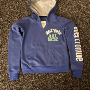 Abercrombie & fitch hoodie (sällsynt)L=s/xs - Säljer nu denna eftertraktade Abercrombie & fitch hoodien. Skick 7/10. Rikigt snygg och passar perfekt nu till hösten! Obs går ner i pris vid snabb affär!