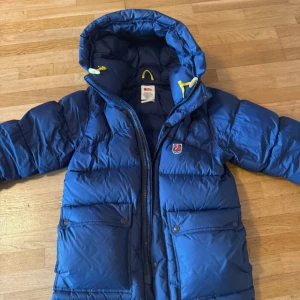Fjällräven Jacka - Riktigt snygg Fjällräven jacka i topp skick. Inga hål, repor osv. Skickar även med påsen till jackan🙌🏼 Hör av dig vid frågor eller funderingar!🤝