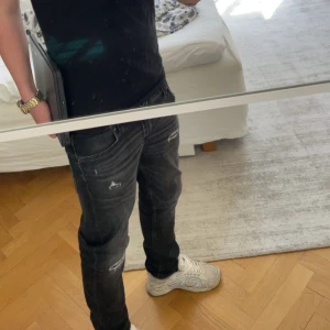 Svarta ripped jeans från Jack & Jones, slim Glenny - Säljer ett par svarta jeans från Jack & Jones med slitna detaljer och snygga rippade partier på låren och knäna. Väldigt bra skick, står 13y/158 men passar mig bra på bilderna som är 170 55kg. Kom med feågor/ fler bilder. Pris ej hugget i sten, mvh John 