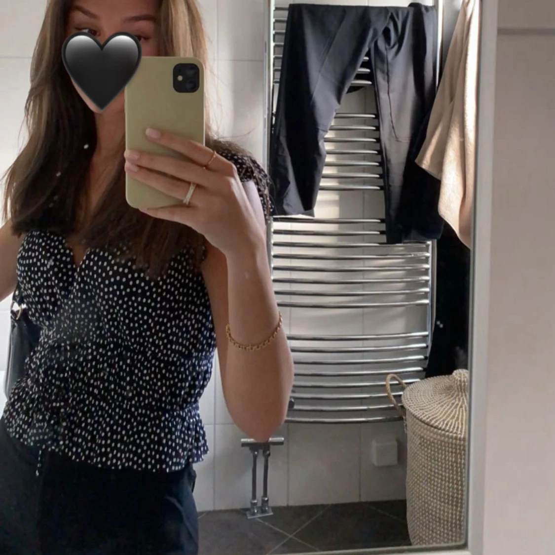 Svart prickig blus med volang - 1