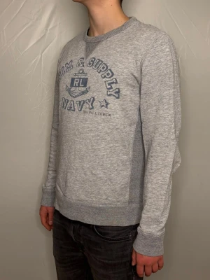Ralph lauren tröja - Säljer denna Ralph lauren tröja | Storlek M (modellen är 180) | nypris 2200 | skick 8/10 | hör av dig vid minsta fundering ✅
