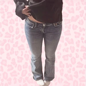 Weekday ljusblå  jeans W25 L32 - Säljer ett par ljusblå jeans från Weekday med låg midja, modell  Low Flared Jeans. Har tyvärr blivit för små för mig men helt perfekta jeans, skriv om ni har frågor💕