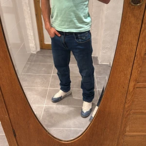 Replay jeans  - Ett par snygga byxor från Replay i storlek W34 L30 i modellen Anbbas 
