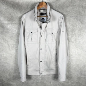 J.Lindeberg Jacka | L - J.Lindeberg Bailey Jacket | Grymt skick och snygg färg | Storlek L | Modellen är 185 och väger 65kg | INGA BYTEN | Fraktar spårbart eller möts upp i Täby 