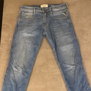 Replay Anbass Slim Fit jeans blå - Snygga Replay Anbass jeans i klassisk blå tvätt med slim fit-passning. 