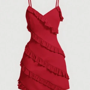 Röd volangklänning med smala axelband - Supersnygg röd kortklänning med smala justerbara axelband och flera diagonala volangdetaljer som ger en cool och lekfull vibe. Klänningen har en figurnära passform och är gjord i mjuk polyester som känns skön mot huden. Perfekt för dig som vill sticka ut med färg och volanger.